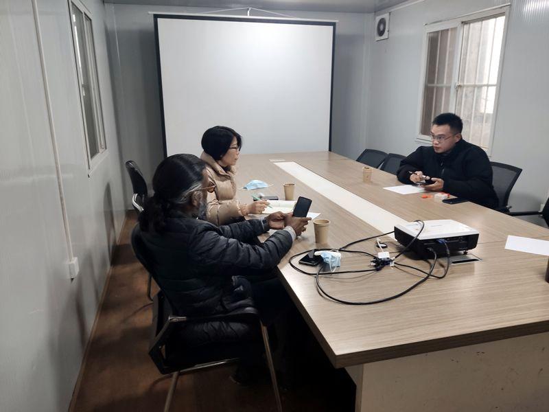 國(guó)外客戶來(lái)我廠考察，試駕奔馬小型壓路機(jī)