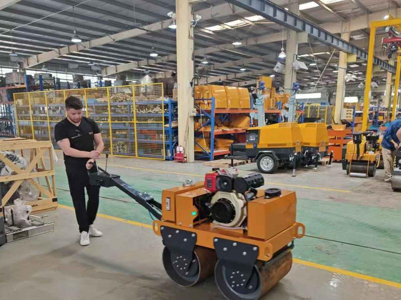 國外客戶來我廠參觀考察小型壓路機、移動照明車等產(chǎn)品