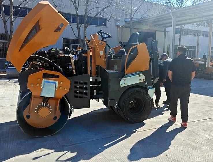 3月18日，哈薩克斯坦客戶來廠體驗考察5噸膠輪壓路機